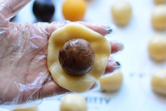 椰蓉馅、玫瑰馅也按同样的方法做成圆球备用