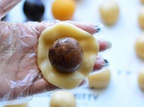 椰蓉馅、玫瑰馅也按同样的方法做成圆球备用