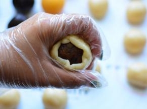 椰蓉馅、玫瑰馅也按同样的方法做成圆球备用