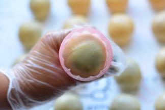 把做好的月饼面团，放入月饼模具中，稍微压一下