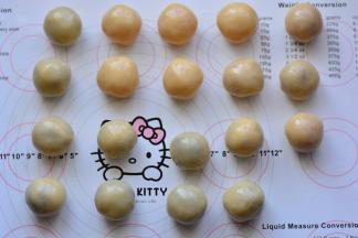 月饼模具转移到烤盘上，用力按压月饼模具，然后轻轻提起月饼模具，让月饼

成型，放在烤盘上