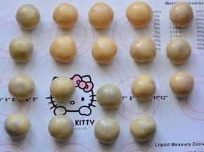 月饼模具转移到烤盘上，用力按压月饼模具，然后轻轻提起月饼模具，让月饼

成型，放在烤盘上