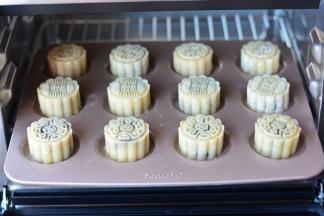 依次把所有的月饼做好，每做一个，都要沾一下面粉，用来防粘