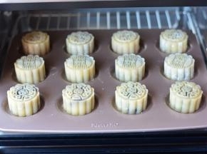 依次把所有的月饼做好，每做一个，都要沾一下面粉，用来防粘