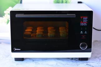Midea/美的 S3-L251E电蒸烤箱预热200度，烤5分钟，让月饼定型