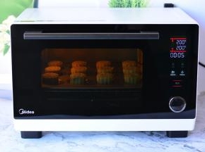 Midea/美的 S3-L251E电蒸烤箱预热200度，烤5分钟，让月饼定型