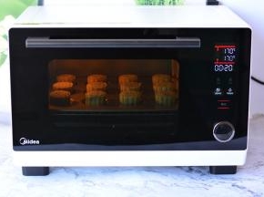 取出月饼，在月饼表面刷一层蛋黄液

Midea/美的 S3-L251E电蒸烤箱改成170度，放入月饼，烤20分钟，出炉放凉就可以食用了