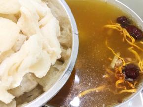 竹荪挤干水后加入汤里，再继续小火煲20分钟即可