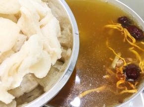 竹荪挤干水后加入汤里，再继续小火煲20分钟即可