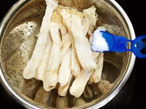 竹荪加入少许盐用清水泡发20分钟