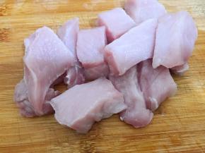 猪里脊肉顺着纹路切成小块