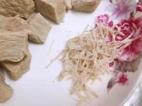 等稍微晾凉后撕成细丝，也可以用擀面杖敲松后装入保鲜袋里擀碎，个人还是觉得撕的好