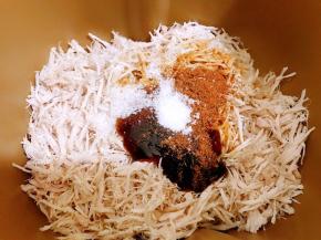 加入蚝油，盐，海鲜酱油，五香粉，白糖调味
面包机启动肉松或者果酱程序1个小时20分钟