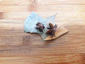 八角，桂皮，香叶洗净