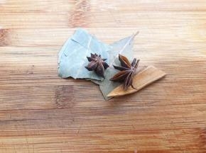 八角，桂皮，香叶洗净