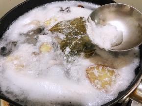 中小火煮30分钟，中间撇去浮末
