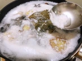 中小火煮30分钟，中间撇去浮末