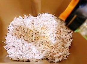 面包桶里放入肉丝，加入橄榄油
