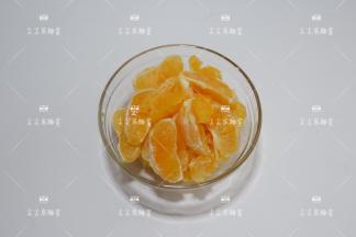 橙子去皮，掰成瓣儿，白膜也尽量撕掉。