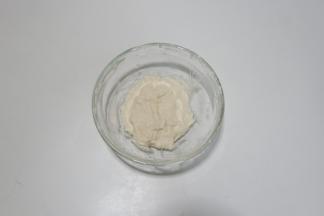 波兰种的材料全部混合用刮刀拌匀，盖上保鲜膜发酵至3倍大