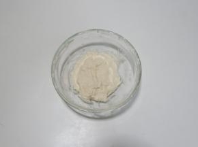 波兰种的材料全部混合用刮刀拌匀，盖上保鲜膜发酵至3倍大