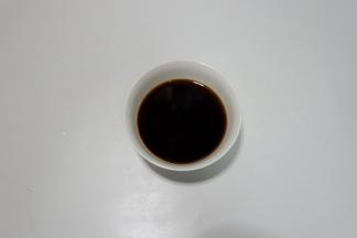 红糖用开水拌至完全融化，放凉备用（夏季建议提前做好放入冰箱冷藏凉后在使用）