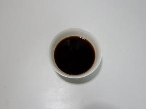 红糖用开水拌至完全融化，放凉备用（夏季建议提前做好放入冰箱冷藏凉后在使用）