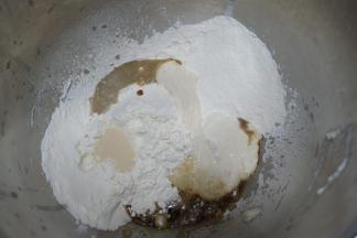 主面团材料（除黄油外）全部投入厨师机，波兰种酵头也放进去，混合揉至扩展状态