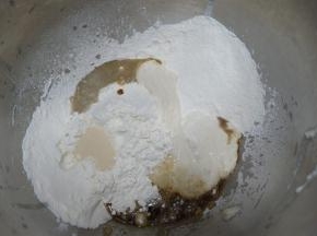 主面团材料（除黄油外）全部投入厨师机，波兰种酵头也放进去，混合揉至扩展状态