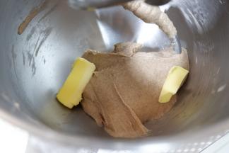 然后加入黄油，揉至完全扩展状态