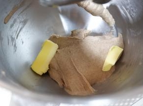 然后加入黄油，揉至完全扩展状态