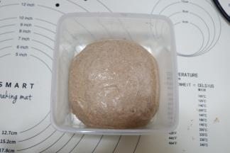 揉好的面团滚圆收口向下放入容器盖上保鲜膜进行发酵，发酵至2.5倍大，手蘸干粉轻戳不塌陷不回弹