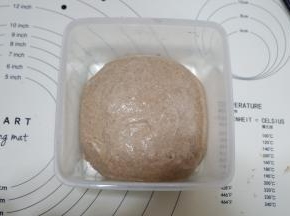 揉好的面团滚圆收口向下放入容器盖上保鲜膜进行发酵，发酵至2.5倍大，手蘸干粉轻戳不塌陷不回弹