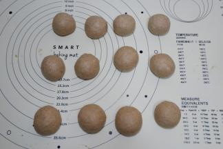 然后均分成12个小面团滚圆