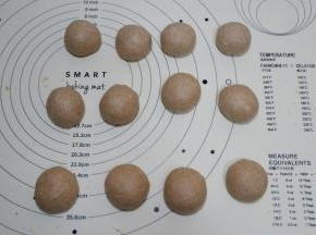 然后均分成12个小面团滚圆