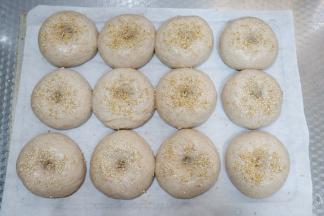 发酵至1.5倍取出，表面喷水或者刷蛋液也可以，然后均匀的撒上白芝麻