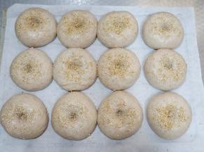 发酵至1.5倍取出，表面喷水或者刷蛋液也可以，然后均匀的撒上白芝麻