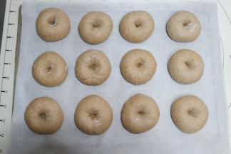 做好依次做好排入烤盘，将面团中心处戳一个小窝，全部做好放入35-38度的环境下进行2次发酵