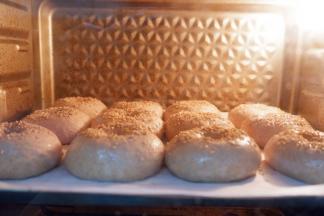 放入预热好的烤箱，上下火180度烘烤20分钟左右