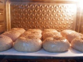 放入预热好的烤箱，上下火180度烘烤20分钟左右