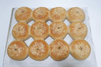 烤好立刻取出，转移到烤网上，放置手温密封保存即可。