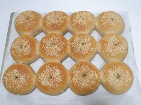 烤好立刻取出，转移到烤网上，放置手温密封保存即可。