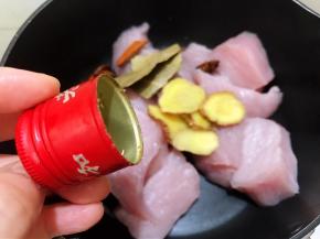 锅里加入姜片，八角桂皮香叶，料酒