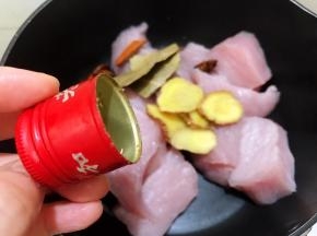 锅里加入姜片，八角桂皮香叶，料酒