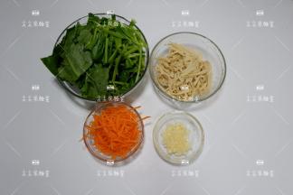 处理食材，菠菜洗净切成小段，干豆腐卷起来切成细丝，胡萝卜切丝，大蒜去皮切片。