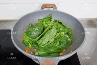 加入菠菜翻炒至出水
