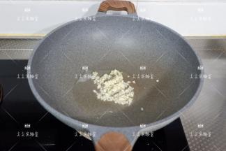 起锅热油，加入蒜片炒出香味