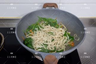 加入干豆腐和少许清水，将所有食材炒熟