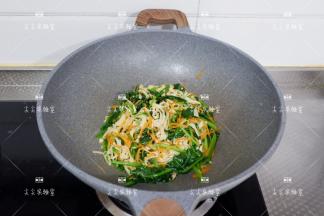 最后加盐和鸡精调味炒匀即可