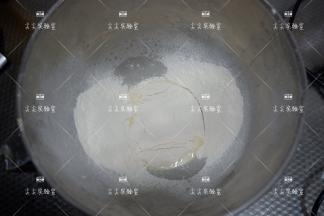 除红茶粉外的所有材料投进厨师机，先用1档揉匀，然后调3档快速揉成非常光滑的面团。